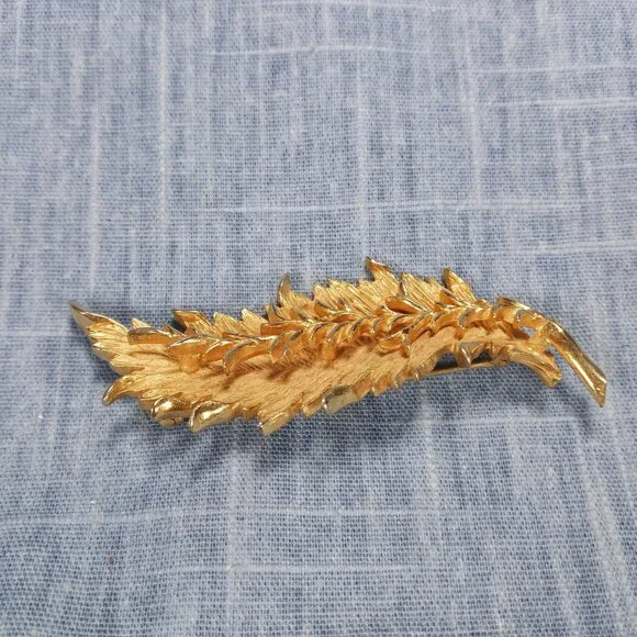 1970s Gold Tone Leaf Brooch and Earring Set by Hattle Carnagie - Picture 2 of 5